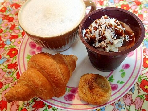 チョコプリンとクロワッサンと無花果とカプチーノ♬